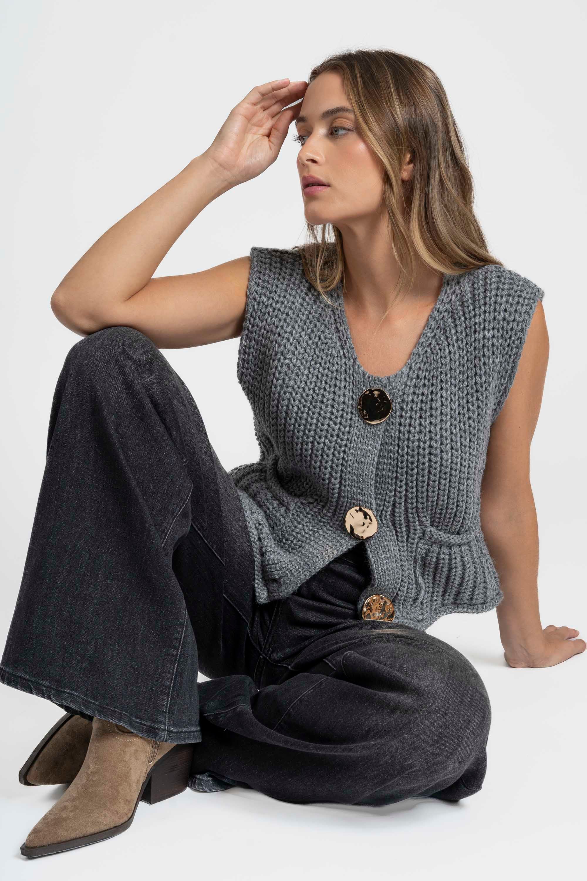Gilet sans manches en maille femme coupe droite boutons métalliques avec poches