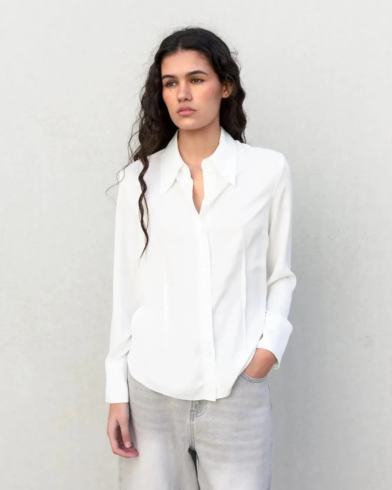 Chemise blanche col large ajustée pinces