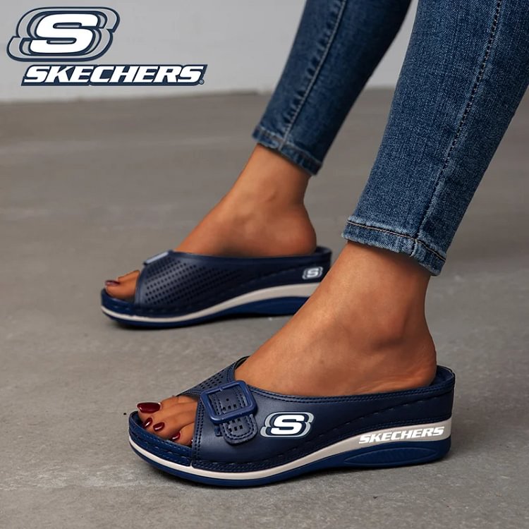 SKECHERS&reg; &uacute;j k&eacute;nyelmes női vastagtalp&uacute; ortop&eacute;d szand&aacute;l