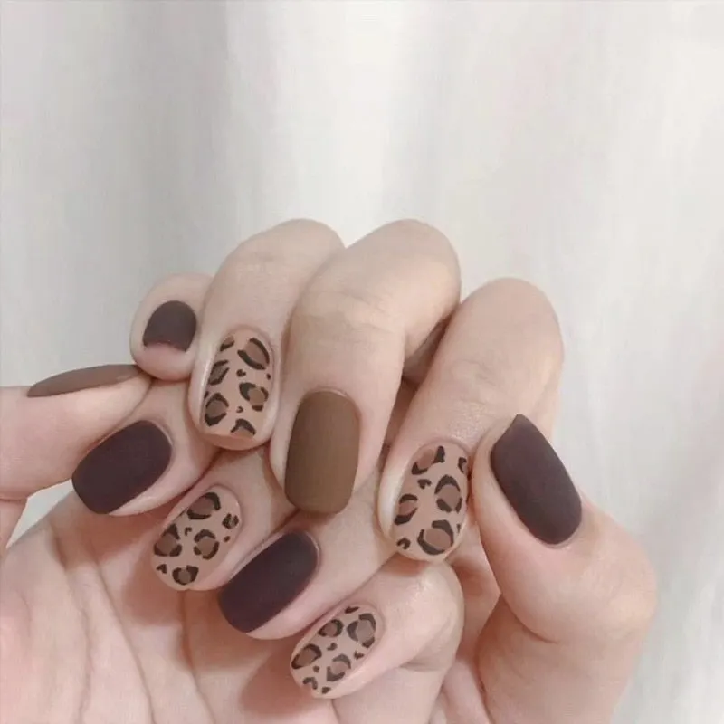 24Pcs Coffee Color With Grids Heart Designs False Nail Full Cover Fake Nails with Glue Detachable Wearable Manicure Nail Tips-Nail Inspo