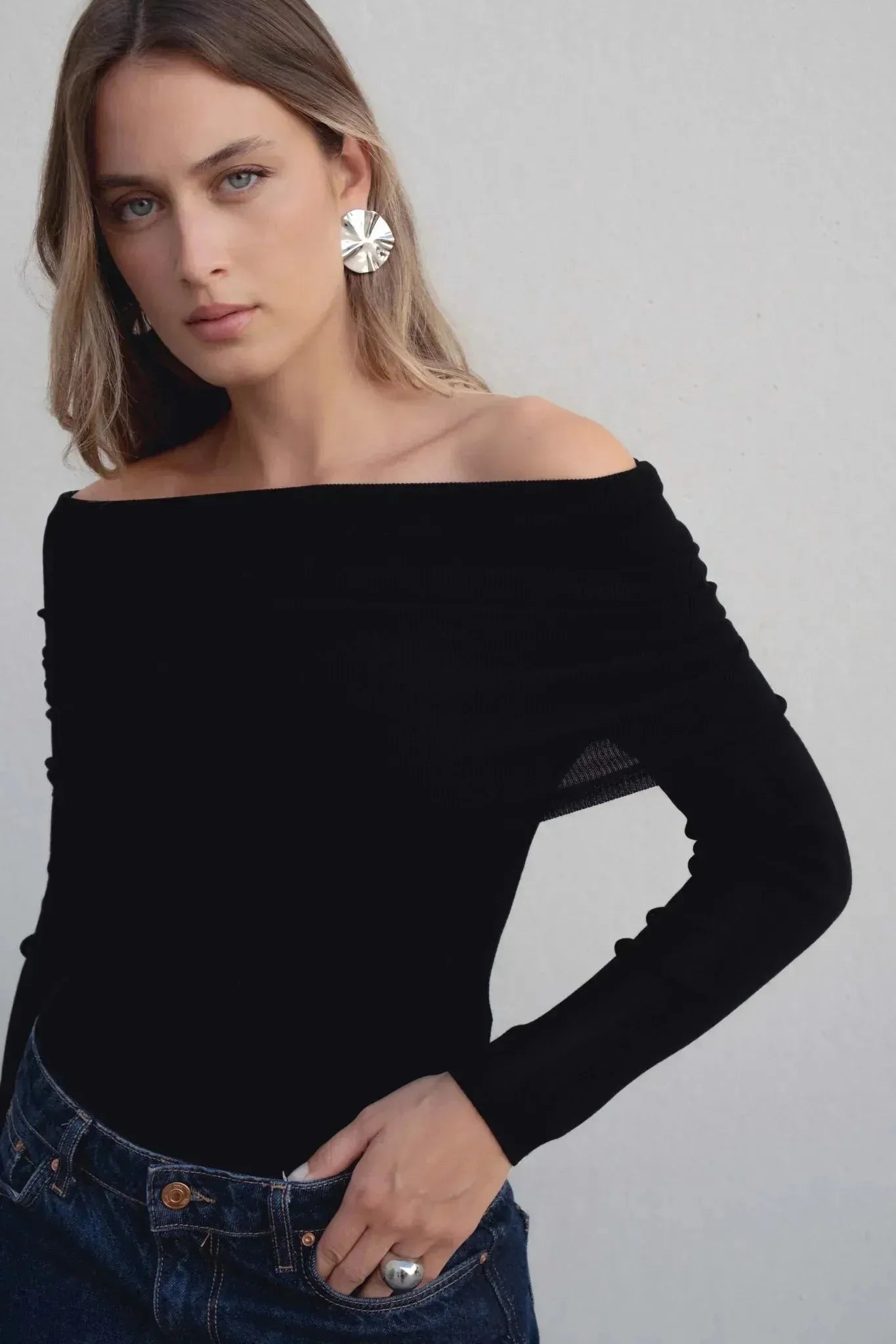 Pull noir &eacute;paules d&eacute;nud&eacute;es col bardot