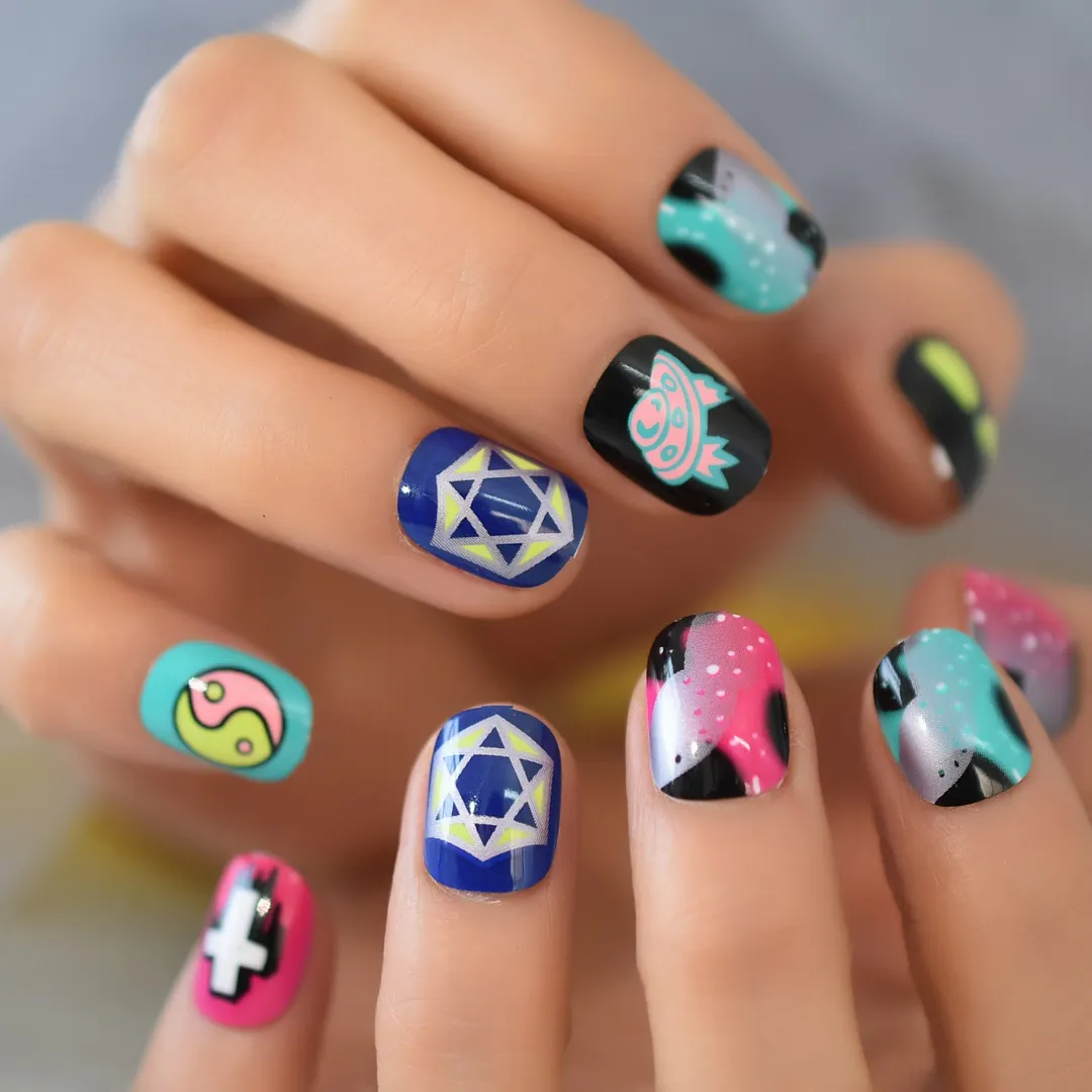 Reusable Geometric Press On Nails Special Girls False Nails Green Nude Custom Artificial Fingernails Short Round Tips-Nail Inspo