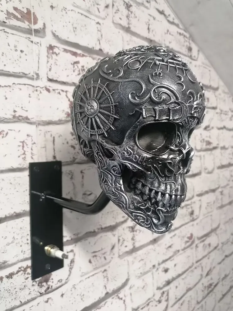 🏴&zwj;☠️Skull holder for motorcycle helmet and jacket🎁 2025 New Models！