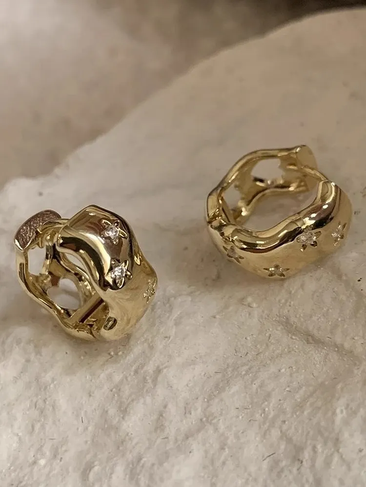 Women's Minimalist Star Huggie Hoop Earrings