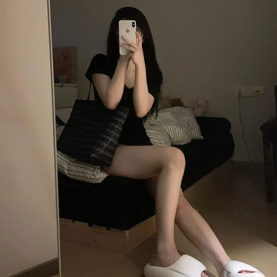 Uveng Uveng Cotton V-Neck Short-Sleeved T-Shirt Female 2024 Summer New Slim Show Thin Hot Girl High Waist Short Top Tide