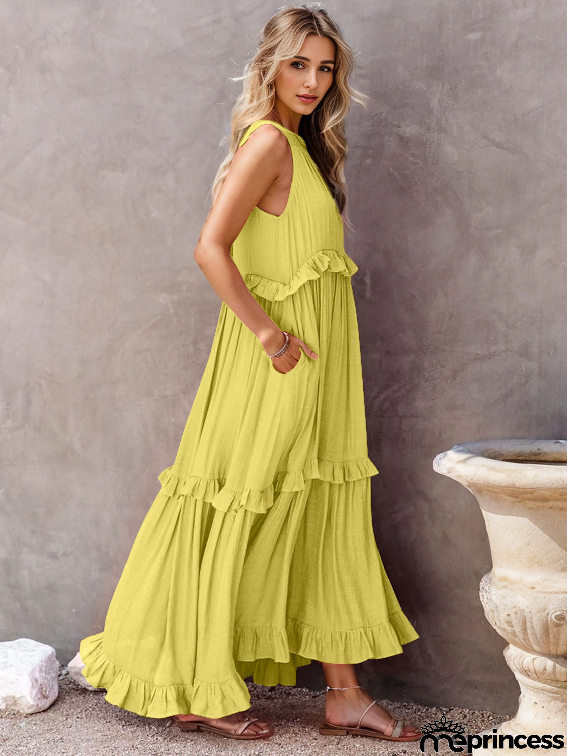 Feminine and light Dress