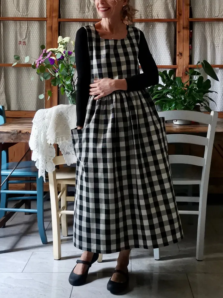 Black checked apron (Ref. 396)