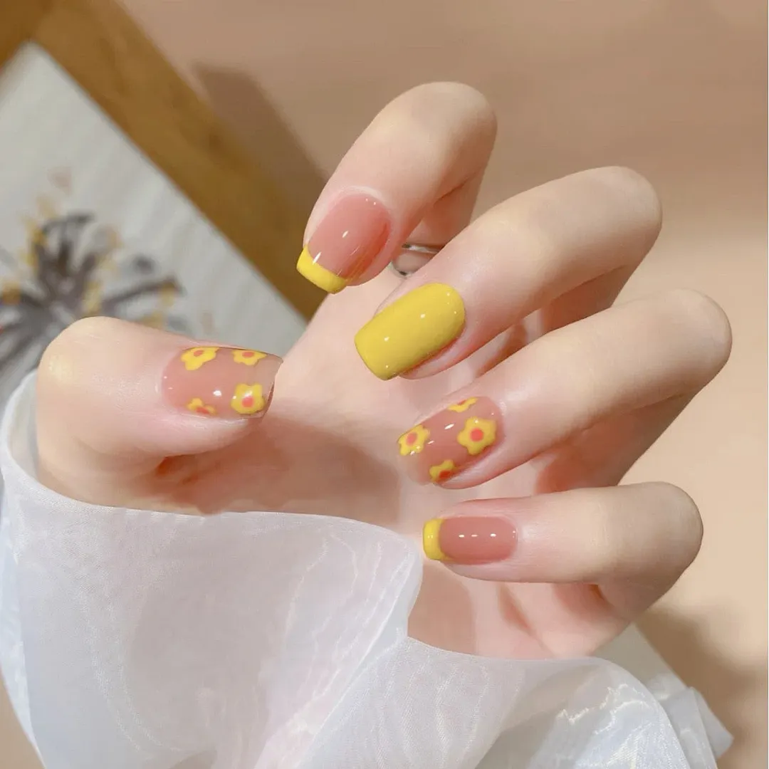 24pcs/box Fake Nails With Glue Yellow Flower Printed Type Short Paragraph Fashion Manicure Press On False Nails Gifts For Girls-Nail Inspo
