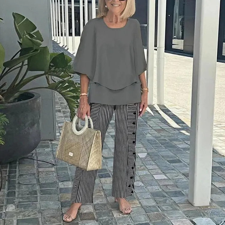Completo da donna per il tempo libero: maglietta a girocollo con maniche corte e pantaloni stampati