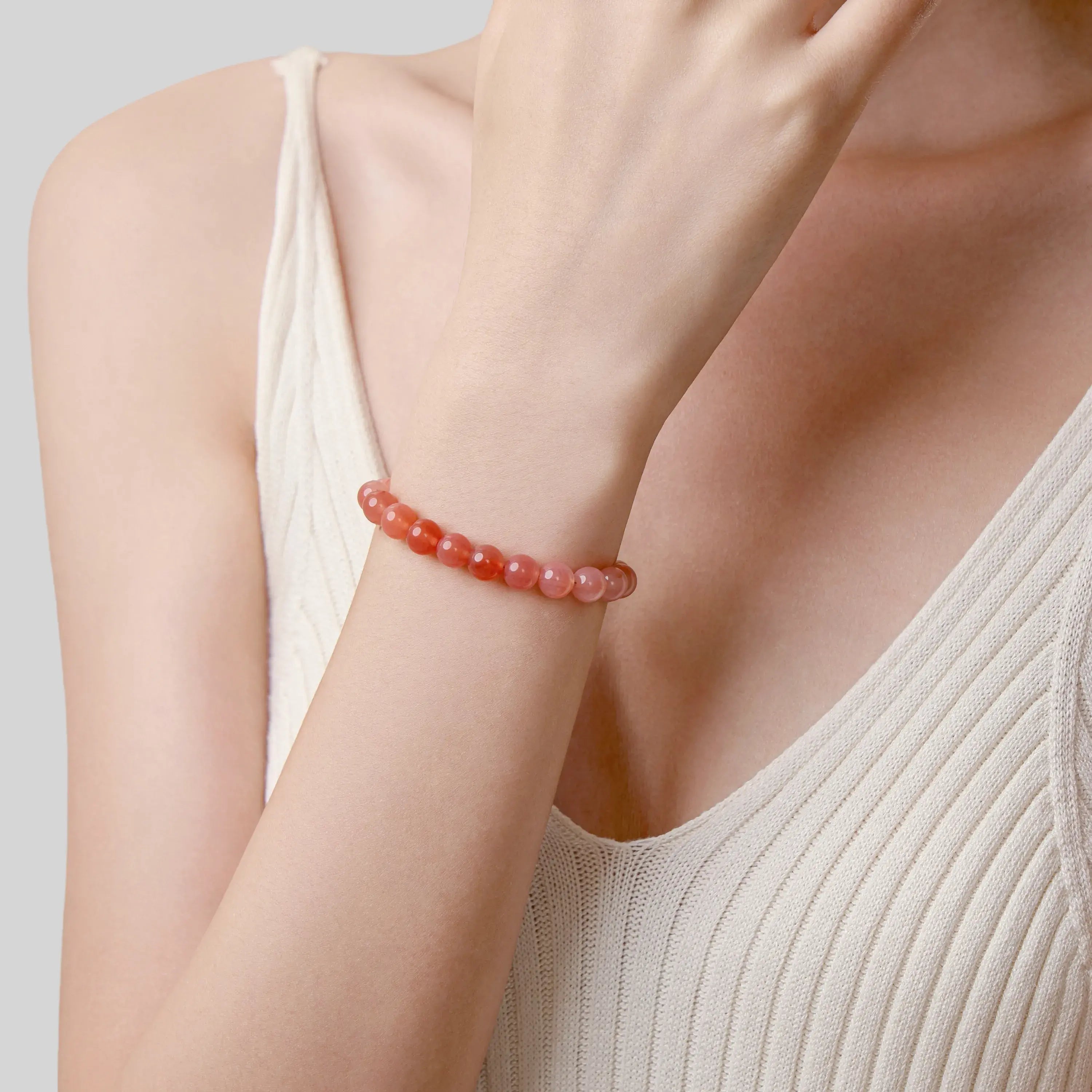 Red Agate Gradient Magnetic Clasp Bracelet (8mm) with magnetic clasp and natural gemstones, detail view