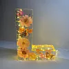 Veilleuse LED avec lettres imprim&eacute;es de fleurs s&eacute;ch&eacute;es en r&eacute;sine