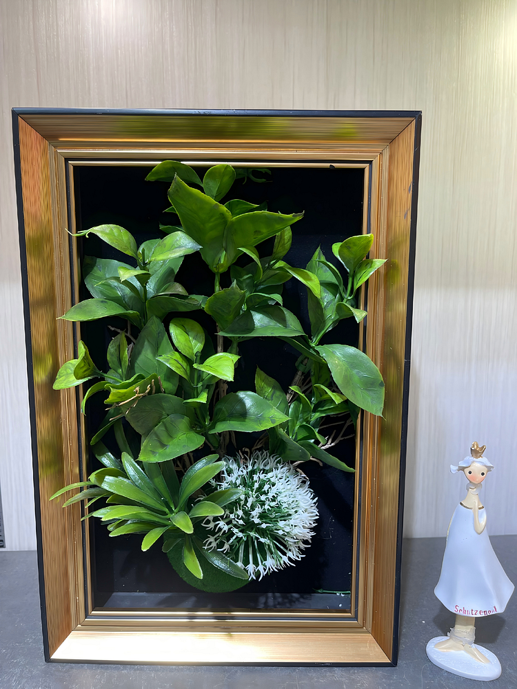 Artificial Greenery Wall Frame &ndash; Elegant Faux Plant Arrangement for Home D&eacute;cor（Size:8 in*12 in）