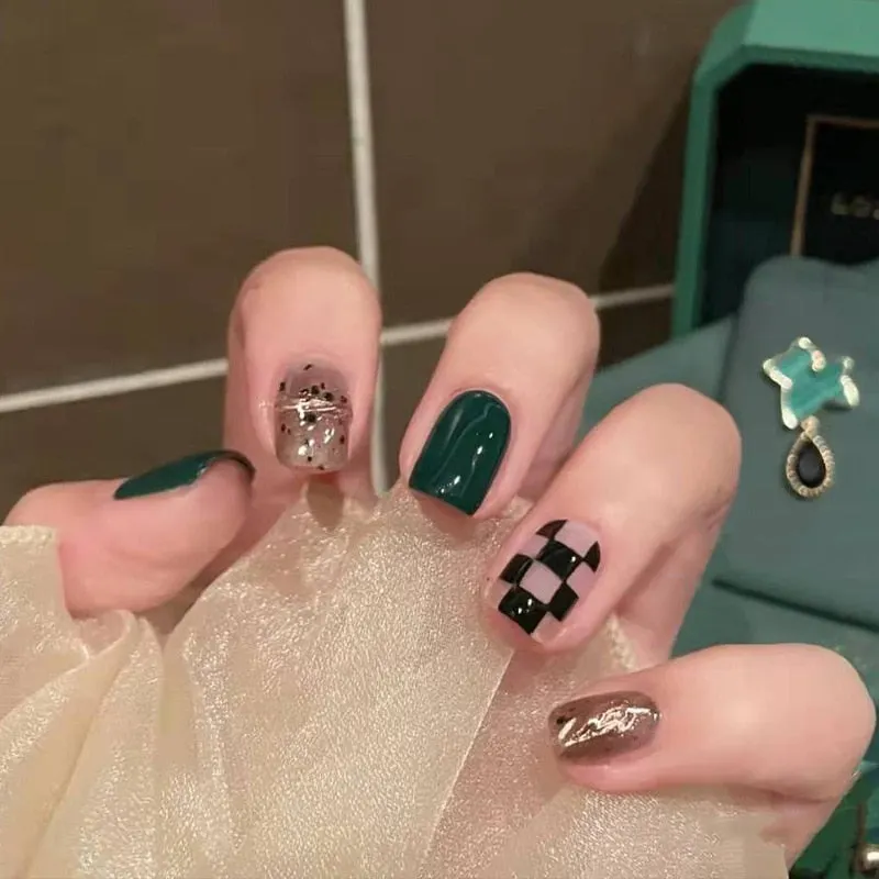 24Pcs Coffee Color With Grids Heart Designs False Nail Full Cover Fake Nails with Glue Detachable Wearable Manicure Nail Tips-Nail Inspo