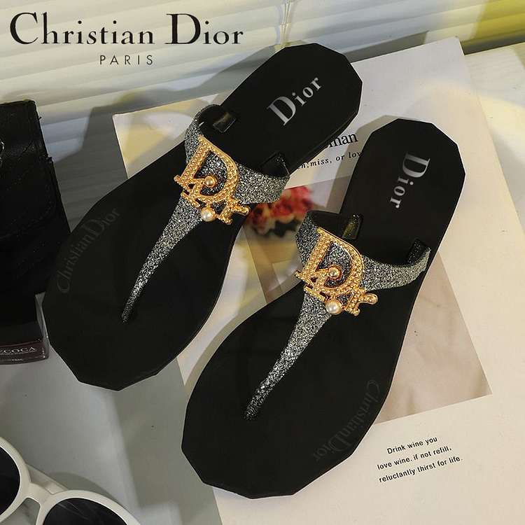 Dior 2024 leg&uacute;jabb k&eacute;nyelmes, cs&uacute;sz&aacute;smentes, kop&aacute;s&aacute;ll&oacute; &eacute;s sokoldal&uacute; strandszand&aacute;l