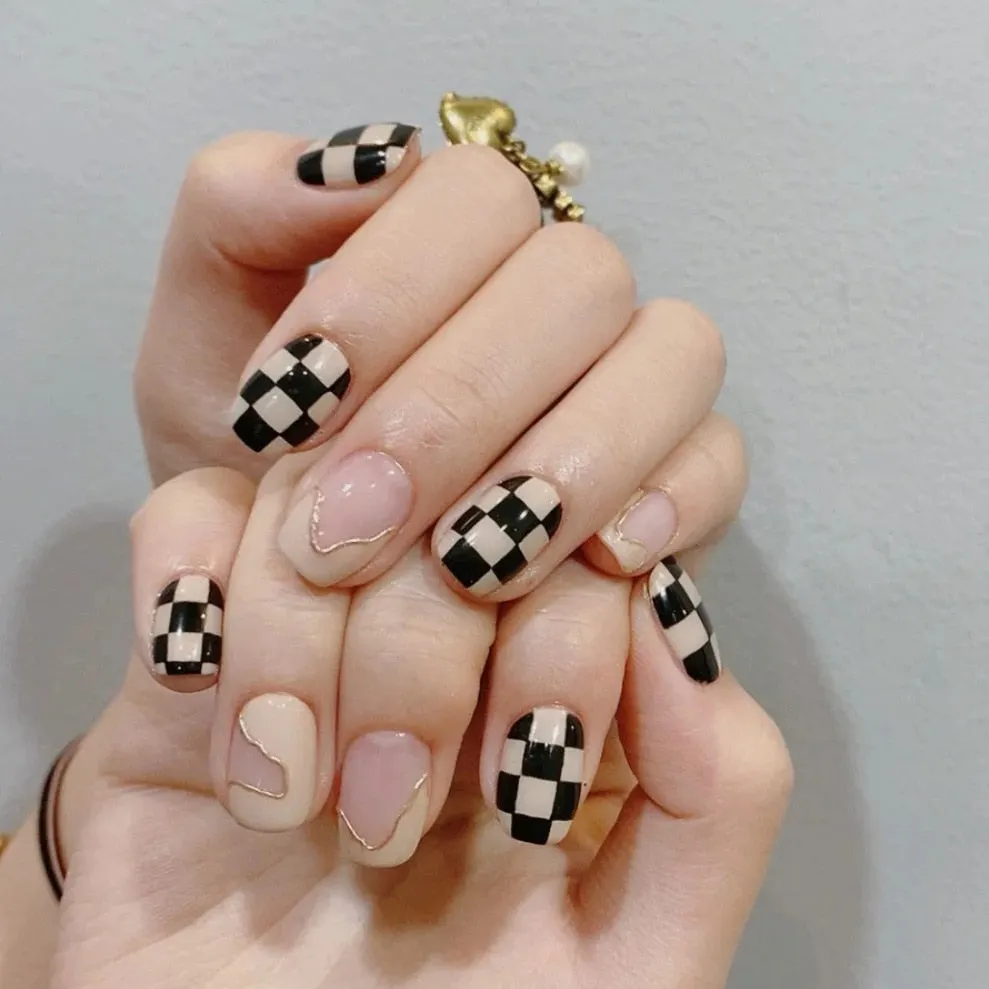 24Pcs Coffee Color With Grids Heart Designs False Nail Full Cover Fake Nails with Glue Detachable Wearable Manicure Nail Tips-Nail Inspo
