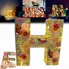 Veilleuse LED avec lettres imprim&eacute;es de fleurs s&eacute;ch&eacute;es en r&eacute;sine