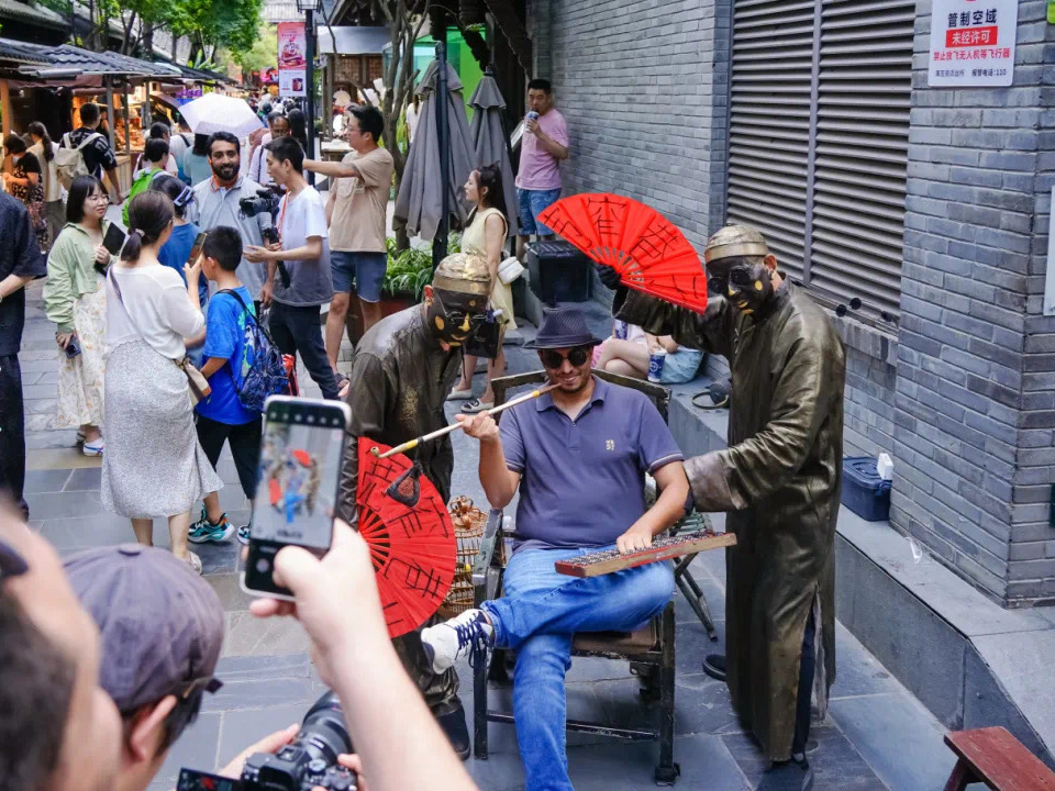 Chengdu 1 Day Layover Tour Famliy Tour: Panda Base & Sichuan Cuisine Museum (Cooking Experience)&Chengdu Cuisine& Kuanzhai Alley&Airport transfer