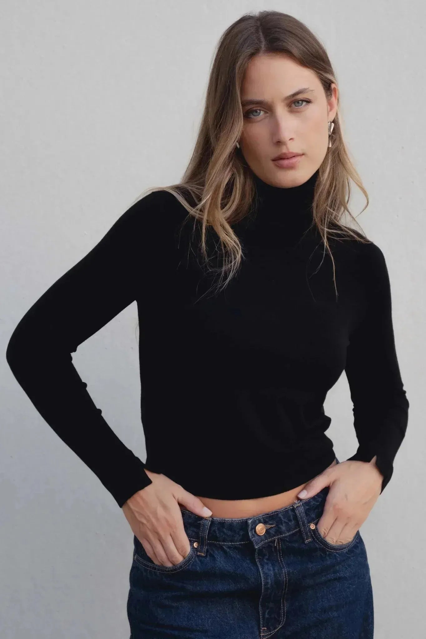 Pull col roul&eacute; noir en maille fine