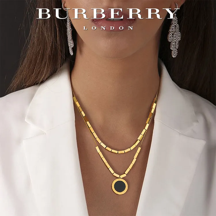 A Burberry &uacute;j, k&eacute;toldalas egym&aacute;sra rakhat&oacute; nyakl&aacute;nca