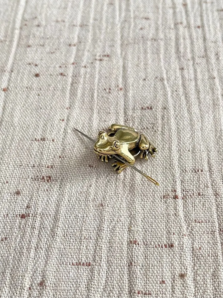 Mini Brass Frog Needle Minder Needle Nanny for Embroidery