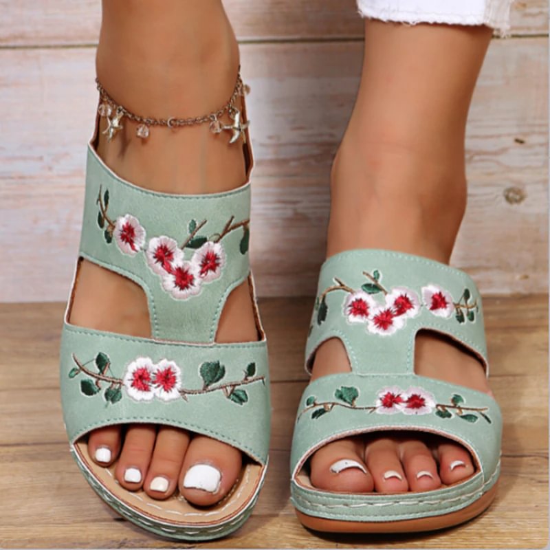 Qengg Women's Casual Slippers Fashion Hollow Flowers Wedge Sandals Outdoor Embroidered Platform Comfortable Beach Shoes Chinelo Nuvem