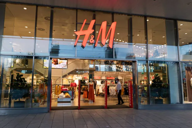 Wejście Do Sklepu H&M W Warszawie - Zdjęcia stockowe i więcej obrazów - H&M, Sklep, Warszawa - iStock