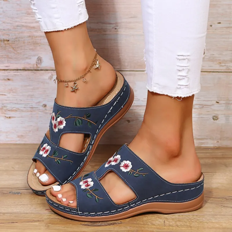 Qengg Women's Casual Slippers Fashion Hollow Flowers Wedge Sandals Outdoor Embroidered Platform Comfortable Beach Shoes Chinelo Nuvem