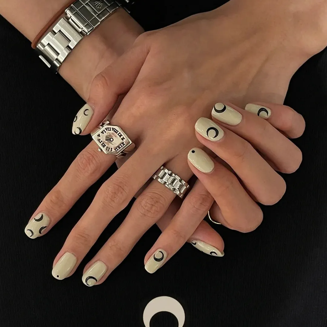 24Pcs/Box French Short False Nails with Moon Design Detachable Manicure Patches Press On Nails Full Cover Fake Nails Tips-Nail Inspo