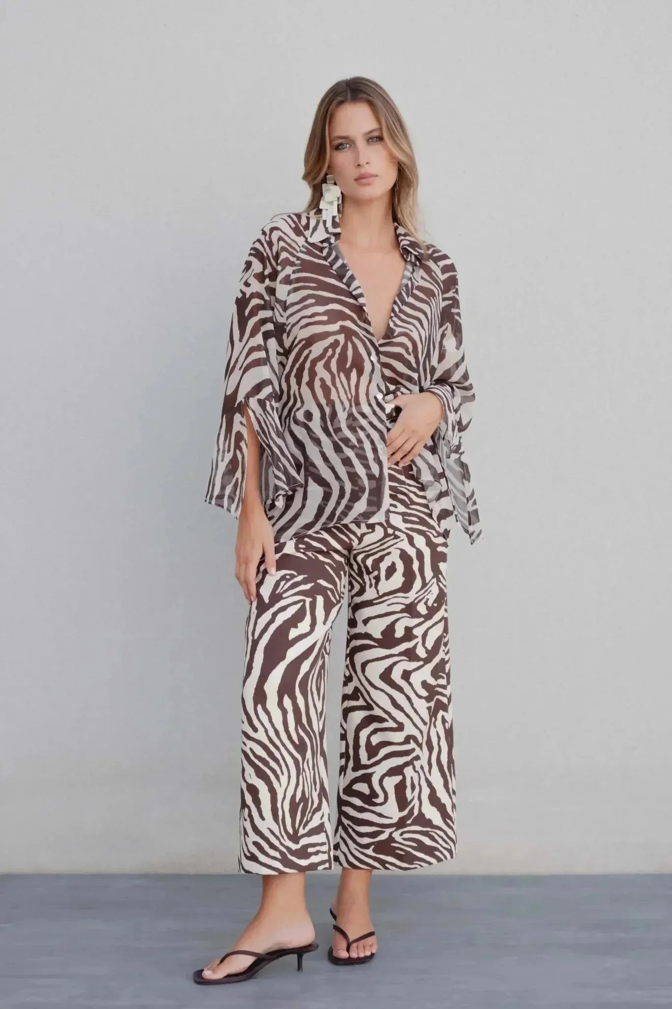Pantalon jambe large et chemise z&egrave;bre marron