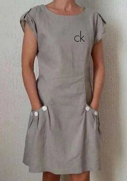 POLETJE 2024 CALVIN KLEIN, PRILJUBLJENA ENOBARVNA OBLEKA Z DVOJNIMI ŽEPI IN KONTRASTNIMI GUMBI Z ODPRTIMI RAMENI