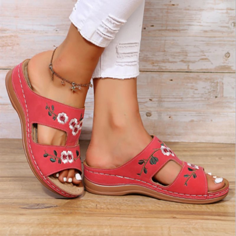Qengg Women's Casual Slippers Fashion Hollow Flowers Wedge Sandals Outdoor Embroidered Platform Comfortable Beach Shoes Chinelo Nuvem